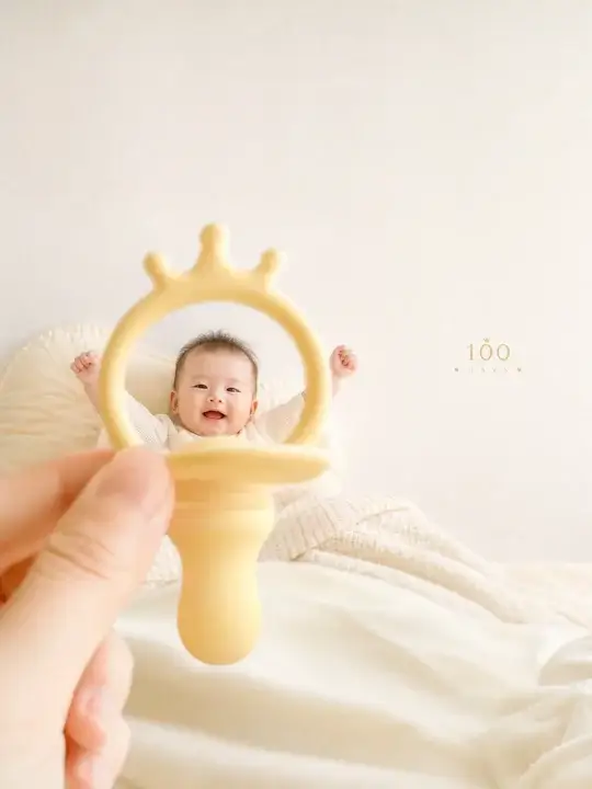 奶嘴皇冠错位纪念照